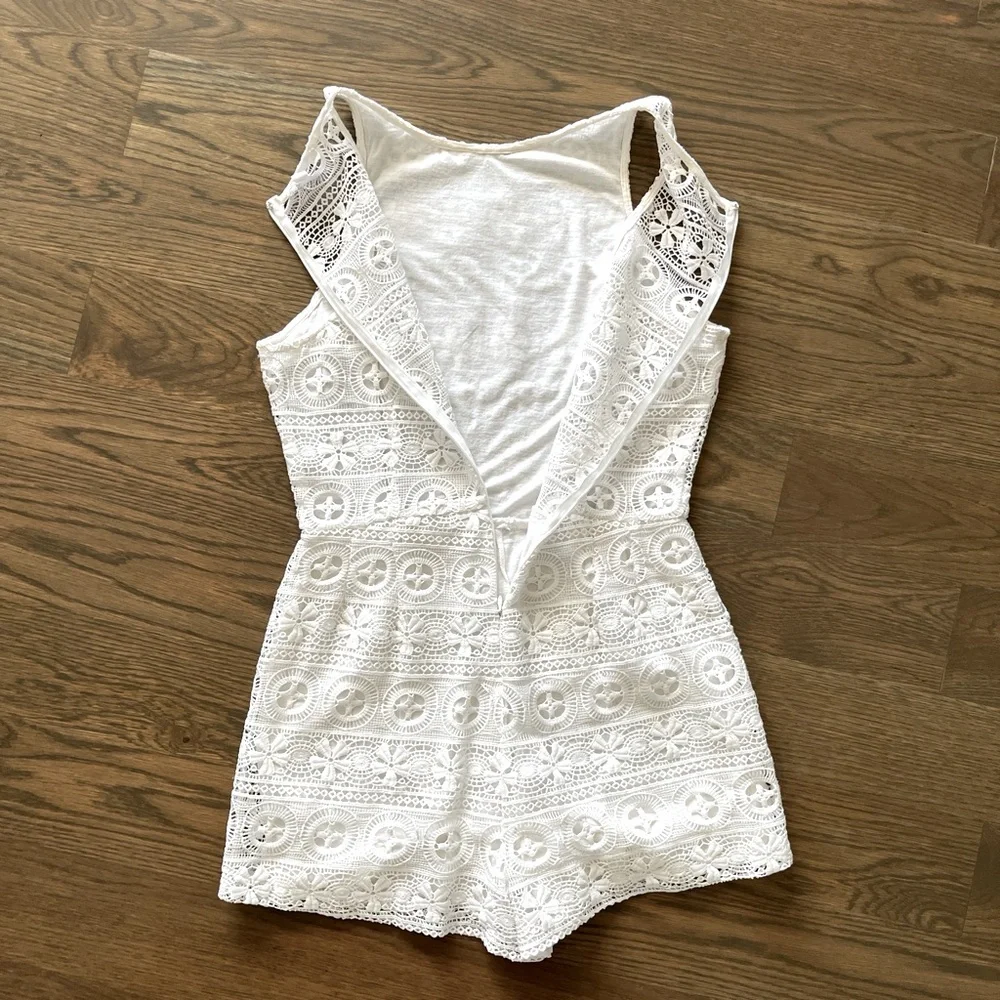 BB Dakota Women's White Lace Sleeveless Romper Size 6 - Picture 3 of 5